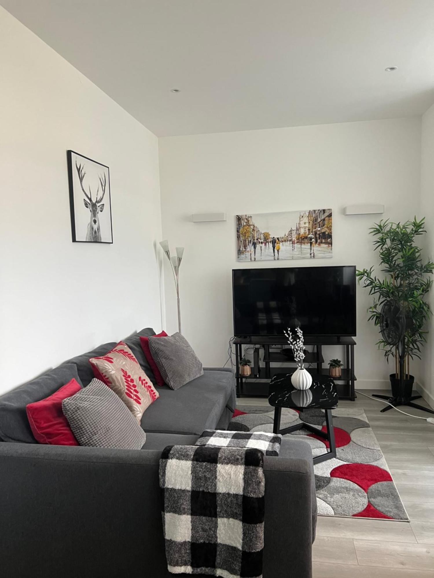 Stylish 2 Bedrooms, 2 Bathrooms With Workspace In Milton Keynes Luaran gambar